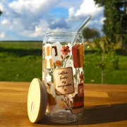 Szklany kubek 550  ml z pokrywką i słomką - kubek dla książkary, która kocha kawę - w odcieniach brązu i beżu - pocichutku.pl
