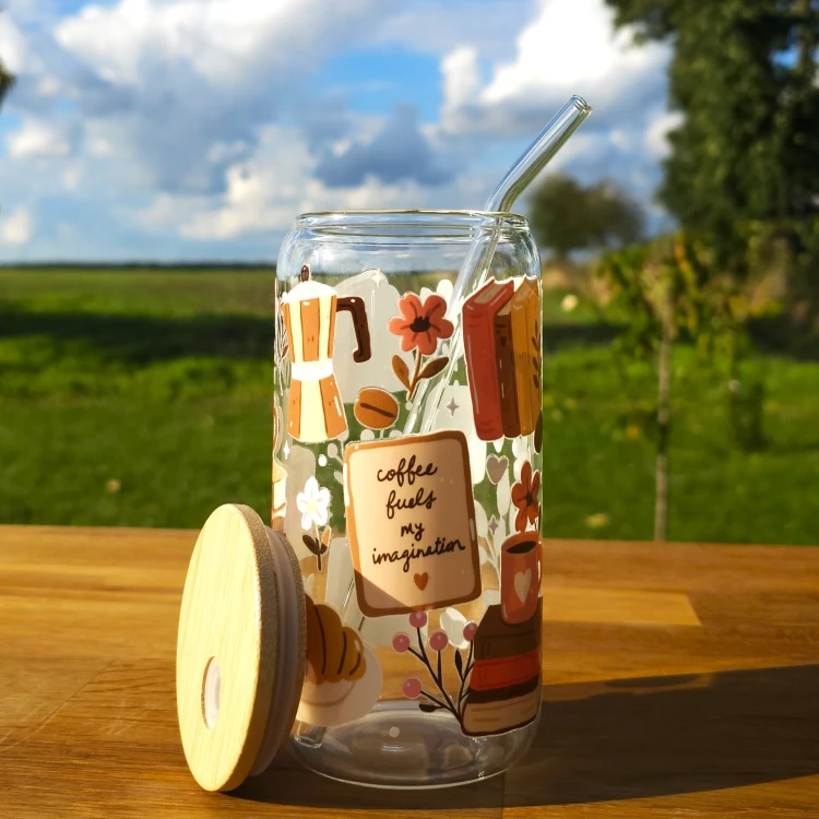 Szklany kubek 550  ml z pokrywką i słomką - kubek dla książkary, która kocha kawę - w odcieniach brązu i beżu - pocichutku.pl