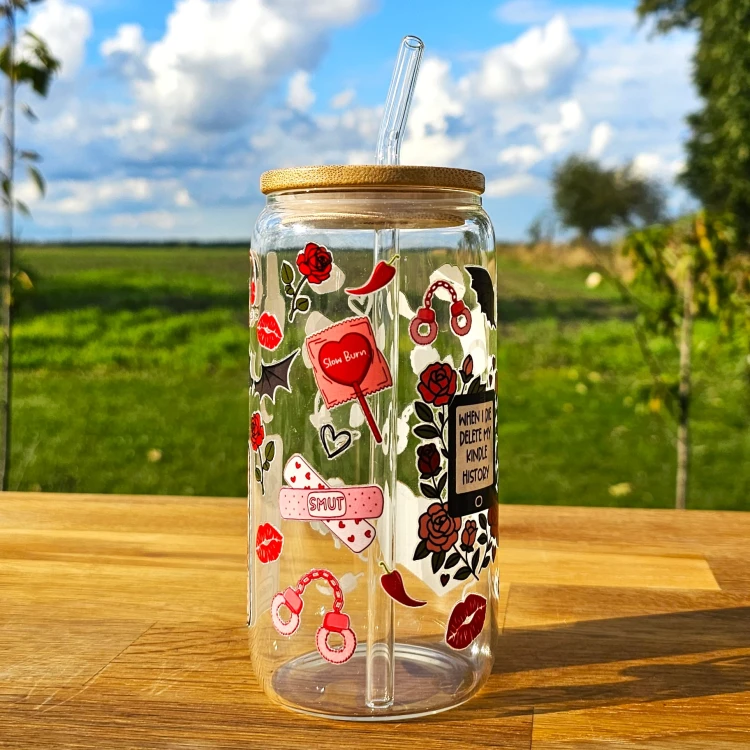 Szklany kubek 550  ml z pokrywką i słomką - kiedy umrę usuń moją bibliotekę z czytnika  - pocichutku.pl
