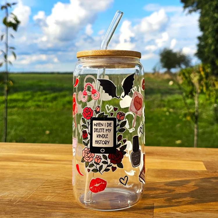Szklany kubek 550  ml z pokrywką i słomką - kiedy umrę usuń moją bibliotekę z czytnika  - pocichutku.pl