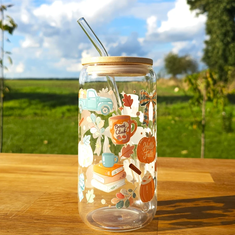 Szklany kubek 550  ml z pokrywką i słomką - dyniowa farma w pastelowych kolorach  - pocichutku.pl