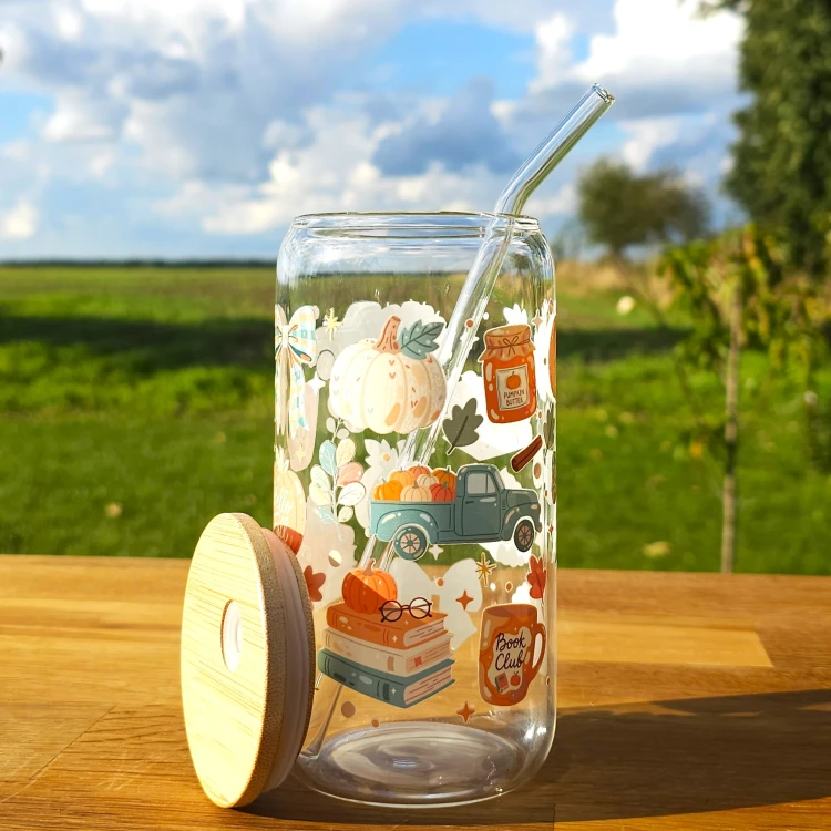 Szklany kubek 550  ml z pokrywką i słomką - dyniowa farma w pastelowych kolorach  - pocichutku.pl