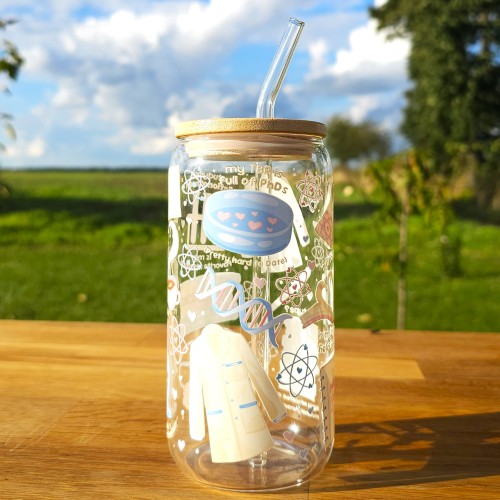 Szklany kubek 550  ml z pokrywką i słomką - SMET Romance - romans z nauką w tle  - pocichutku.pl