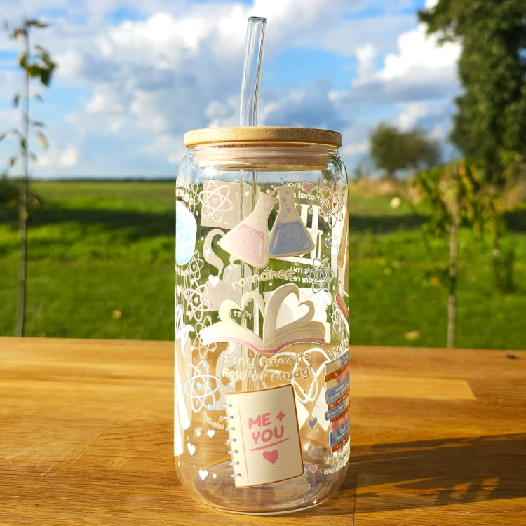 Szklany kubek 550  ml z pokrywką i słomką - SMET Romance - romans z nauką w tle  - pocichutku.pl
