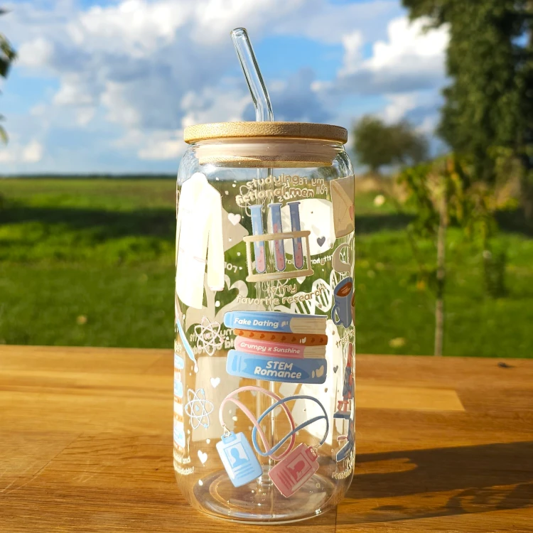 Szklany kubek 550  ml z pokrywką i słomką - SMET Romance - romans z nauką w tle  - pocichutku.pl