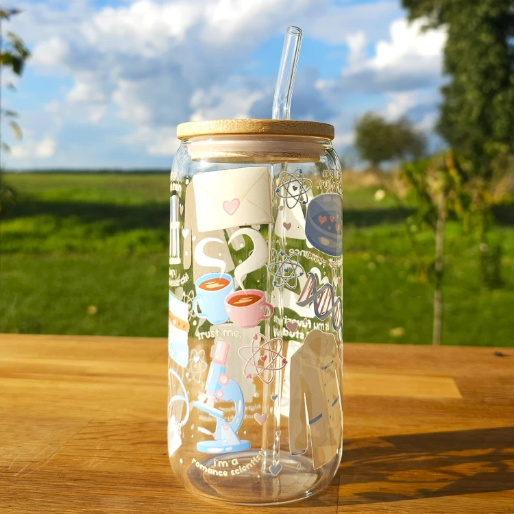 Szklany kubek 550  ml z pokrywką i słomką - SMET Romance - romans z nauką w tle  - pocichutku.pl
