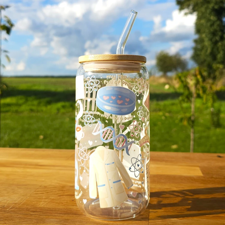 Szklany kubek 550  ml z pokrywką i słomką - SMET Romance - romans z nauką w tle  - pocichutku.pl