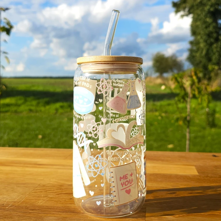 Szklany kubek 550  ml z pokrywką i słomką - SMET Romance - romans z nauką w tle  - pocichutku.pl