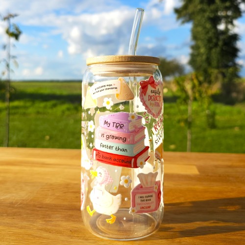 Szklany kubek 550  ml z pokrywką i słomką - mój TBR rośnie szybciej niż pieniądze na moim koncie - GĄSKI - pocichutku.pl