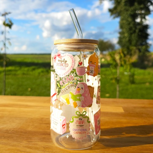 Szklany kubek 550  ml z pokrywką i słomką - mój TBR rośnie szybciej niż pieniądze na moim koncie - GĄSKI - pocichutku.pl