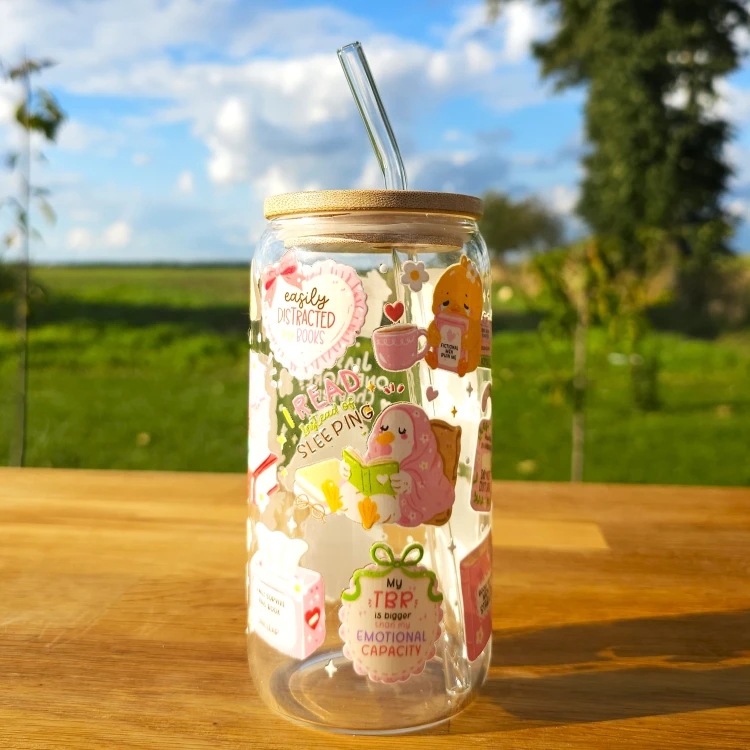 Szklany kubek 550  ml z pokrywką i słomką - mój TBR rośnie szybciej niż pieniądze na moim koncie - GĄSKI - pocichutku.pl