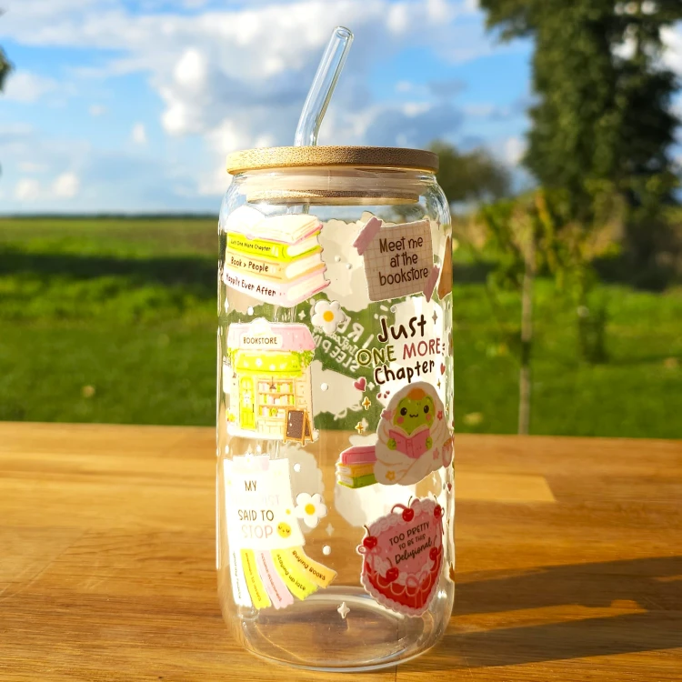 Szklany kubek 550  ml z pokrywką i słomką - mój TBR rośnie szybciej niż pieniądze na moim koncie - GĄSKI - pocichutku.pl