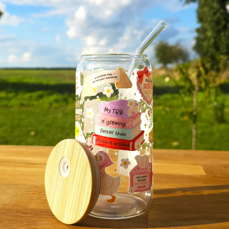 Szklany kubek 550  ml z pokrywką i słomką - mój TBR rośnie szybciej niż pieniądze na moim koncie - GĄSKI - pocichutku.pl