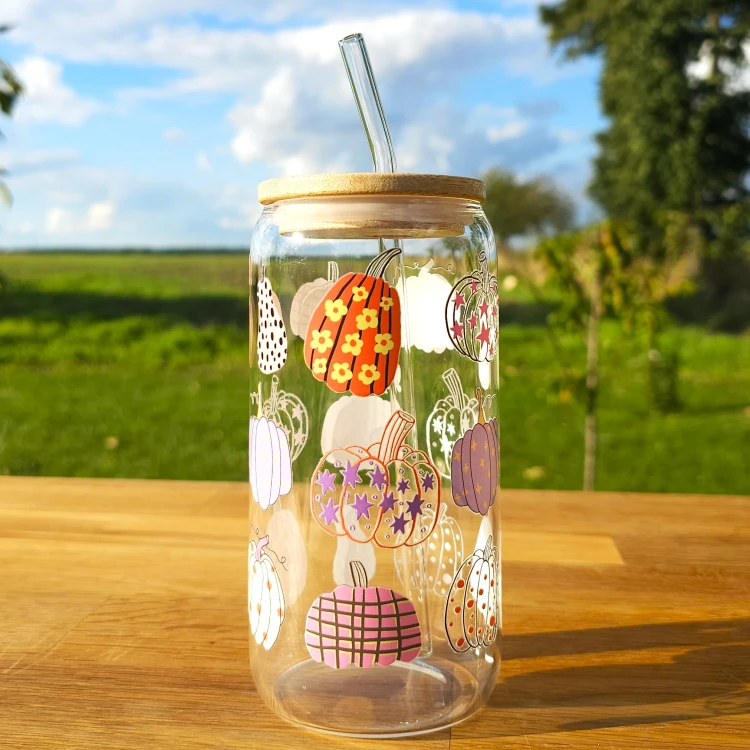 Szklany kubek 550  ml z pokrywką i słomką - kolorowe dynie w jesiennych kolorach - pocichutku.pl