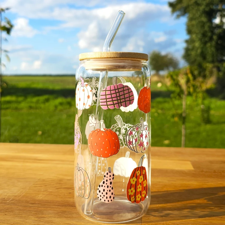 Szklany kubek 550  ml z pokrywką i słomką - kolorowe dynie w jesiennych kolorach - pocichutku.pl