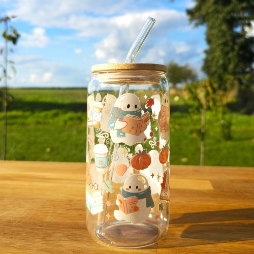 Szklany kubek 550  ml z pokrywką i słomką - jesienne duszki z książka w pastelowych kolorach - pocichutku.pl
