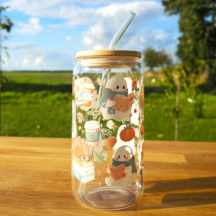Szklany kubek 550  ml z pokrywką i słomką - jesienne duszki z książka w pastelowych kolorach - pocichutku.pl