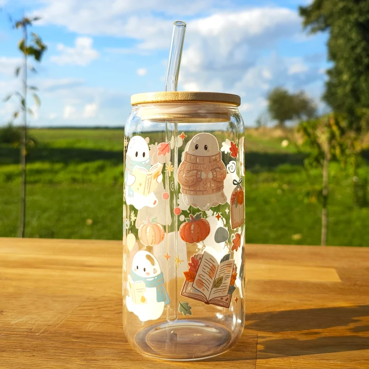 Szklany kubek 550  ml z pokrywką i słomką - jesienne duszki z książka w pastelowych kolorach - pocichutku.pl