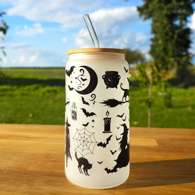 Szklany kubek 550  ml z pokrywką i słomką - Wiedźmi wywar na mlecznym szkle - pocichutku.pl