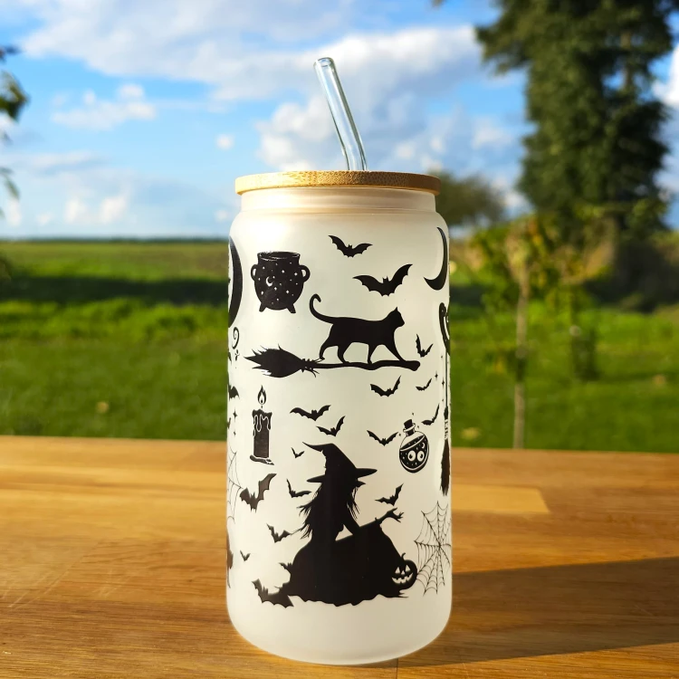 Szklany kubek 550  ml z pokrywką i słomką - Wiedźmi wywar na mlecznym szkle - pocichutku.pl