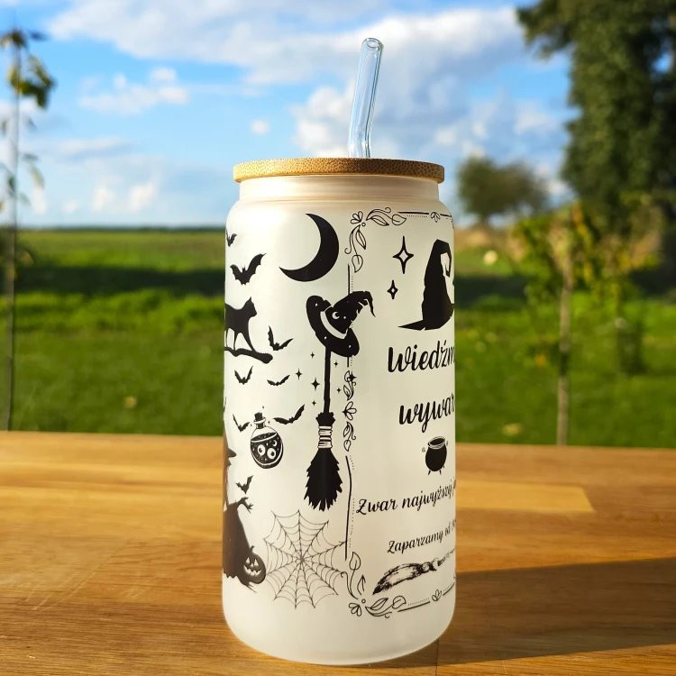Szklany kubek 550  ml z pokrywką i słomką - Wiedźmi wywar na mlecznym szkle - pocichutku.pl
