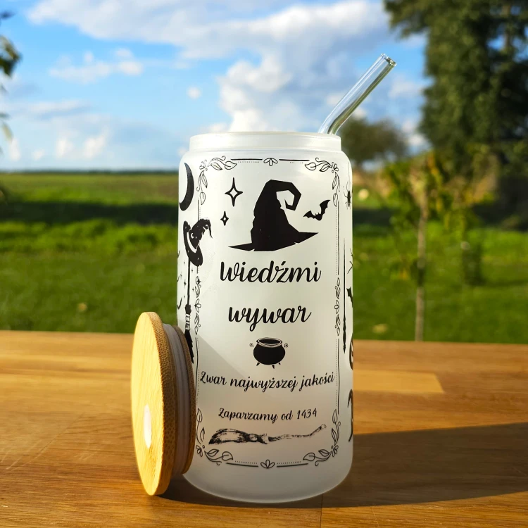 Szklany kubek 550  ml z pokrywką i słomką - Wiedźmi wywar na mlecznym szkle - pocichutku.pl