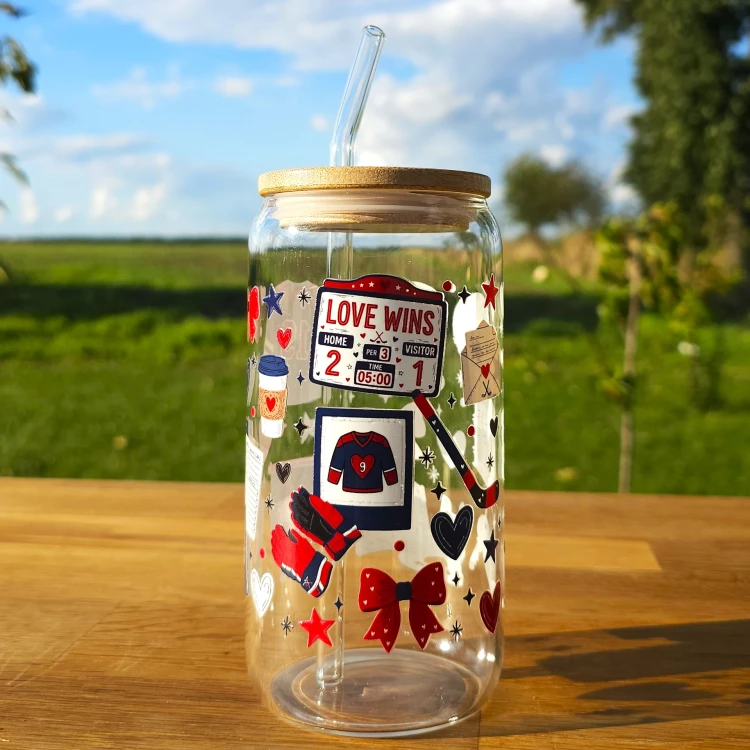 Szklany kubek 550  ml z pokrywką i słomką - serce na lodzie - hokejowy romans - pocichutku.pl