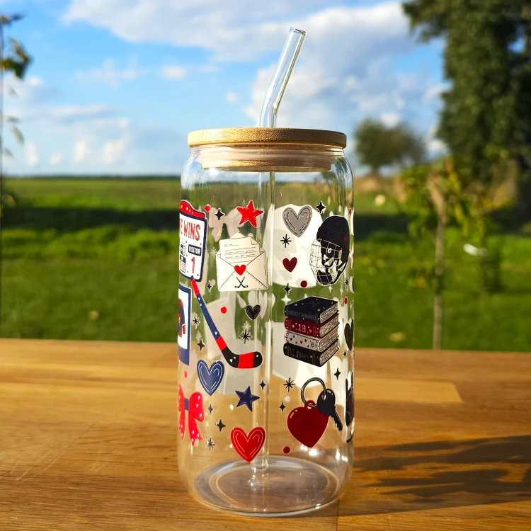 Szklany kubek 550  ml z pokrywką i słomką - serce na lodzie - hokejowy romans - pocichutku.pl