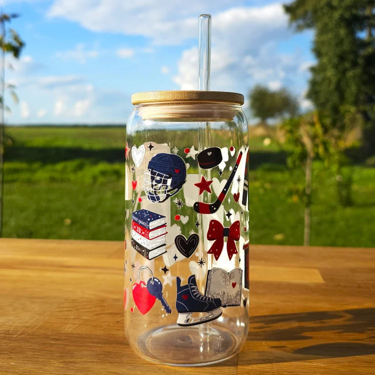 Szklany kubek 550  ml z pokrywką i słomką - serce na lodzie - hokejowy romans - pocichutku.pl
