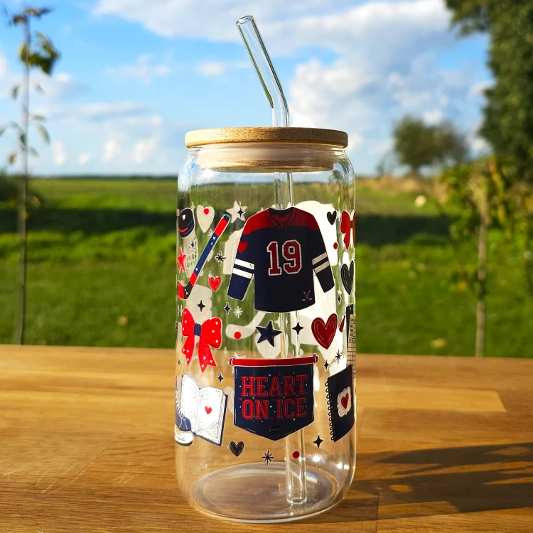 Szklany kubek 550  ml z pokrywką i słomką - serce na lodzie - hokejowy romans - pocichutku.pl