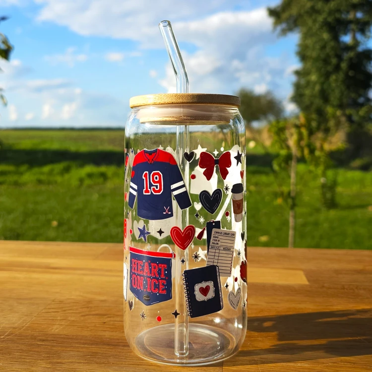 Szklany kubek 550  ml z pokrywką i słomką - serce na lodzie - hokejowy romans - pocichutku.pl
