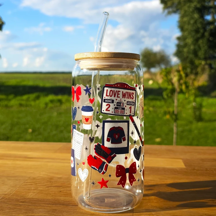 Szklany kubek 550  ml z pokrywką i słomką - serce na lodzie - hokejowy romans - pocichutku.pl
