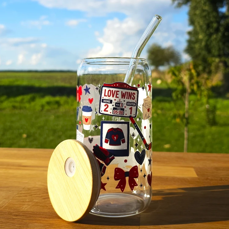 Szklany kubek 550  ml z pokrywką i słomką - serce na lodzie - hokejowy romans - pocichutku.pl