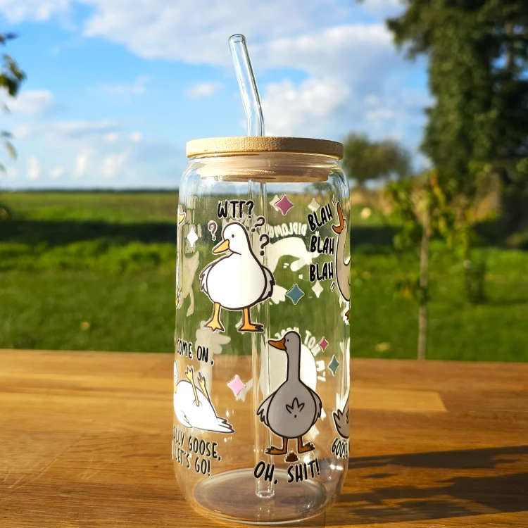 Szklany kubek 550  ml z pokrywką i słomką - zabawne gąski - pocichutku.pl