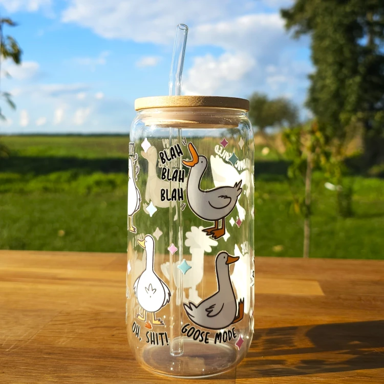 Szklany kubek 550  ml z pokrywką i słomką - zabawne gąski - pocichutku.pl