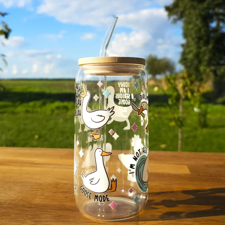 Szklany kubek 550  ml z pokrywką i słomką - zabawne gąski - pocichutku.pl