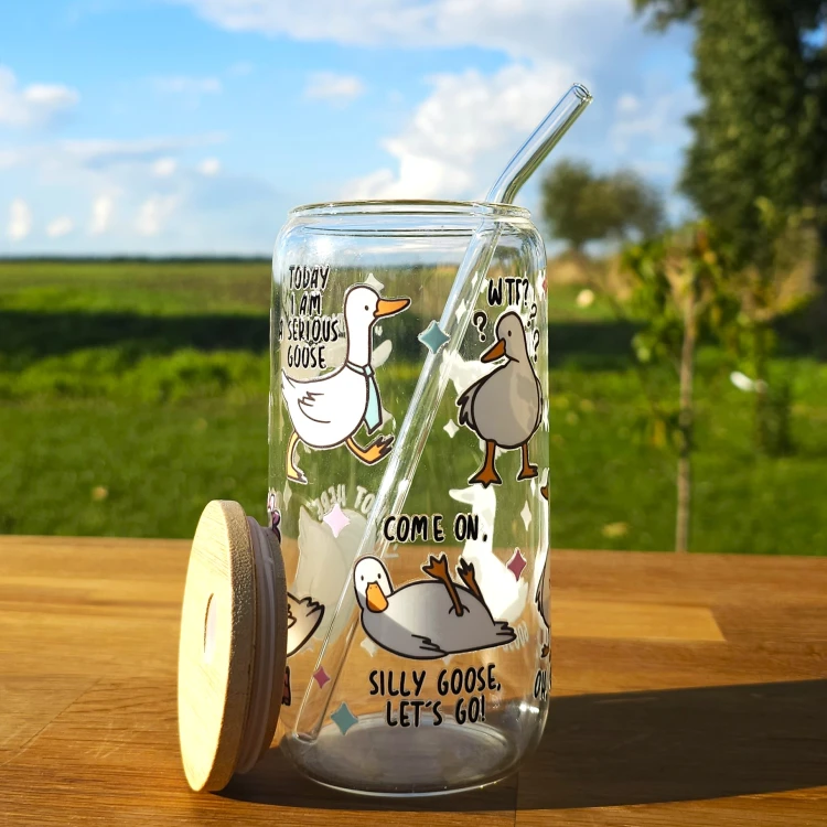 Szklany kubek 550  ml z pokrywką i słomką - zabawne gąski - pocichutku.pl