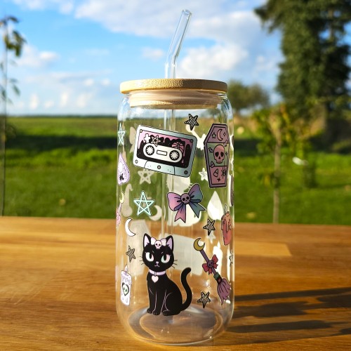 Szklany kubek 550  ml z pokrywką i słomką - retro halloween z kasetą czarnym kotem - pocichutku.pl