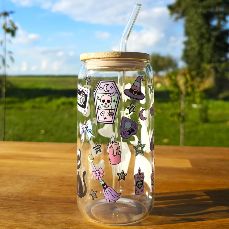 Szklany kubek 550  ml z pokrywką i słomką - retro halloween z kasetą czarnym kotem - pocichutku.pl
