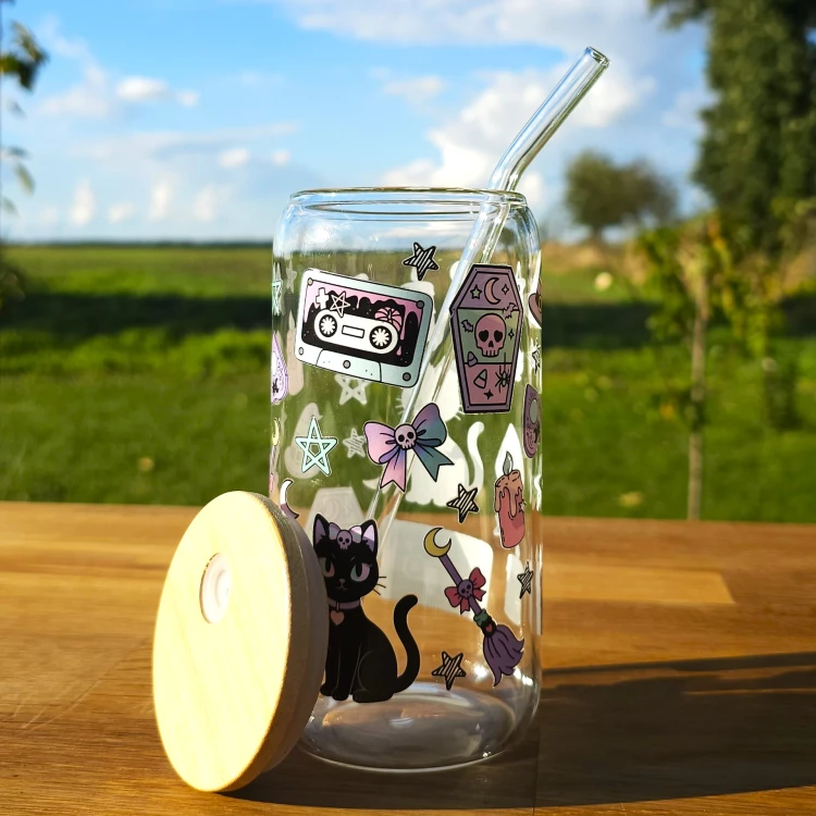 Szklany kubek 550  ml z pokrywką i słomką - retro halloween z kasetą czarnym kotem - pocichutku.pl