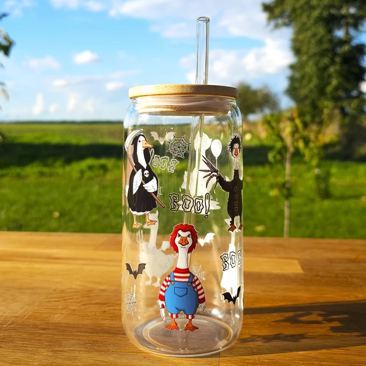 Szklany kubek 550  ml z pokrywką i słomką - gąski w przebraniach z popularnych horrorów - pocichutku.pl