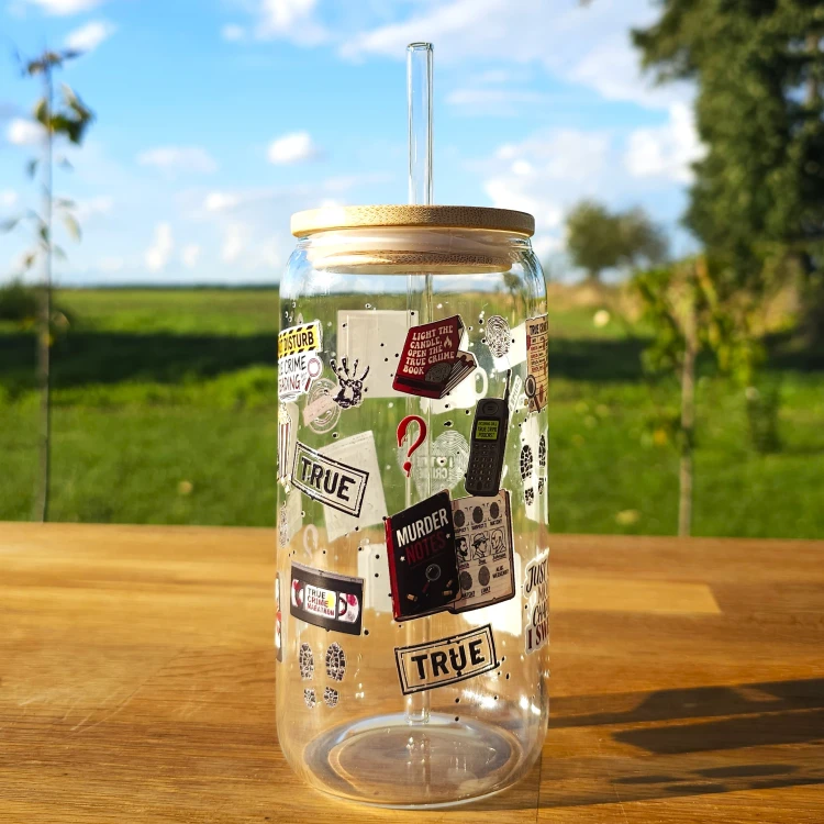 Szklany kubek 550  ml z pokrywką i słomką - kubek dla fanek thrillerów, kryminałów, prawdziwej zbrodni - pocichutku.pl