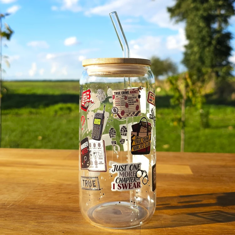 Szklany kubek 550  ml z pokrywką i słomką - kubek dla fanek thrillerów, kryminałów, prawdziwej zbrodni - pocichutku.pl