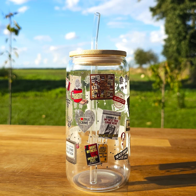 Szklany kubek 550  ml z pokrywką i słomką - kubek dla fanek thrillerów, kryminałów, prawdziwej zbrodni - pocichutku.pl