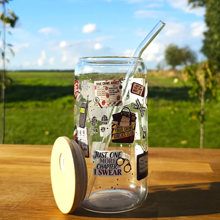 Szklany kubek 550  ml z pokrywką i słomką - kubek dla fanek thrillerów, kryminałów, prawdziwej zbrodni - pocichutku.pl