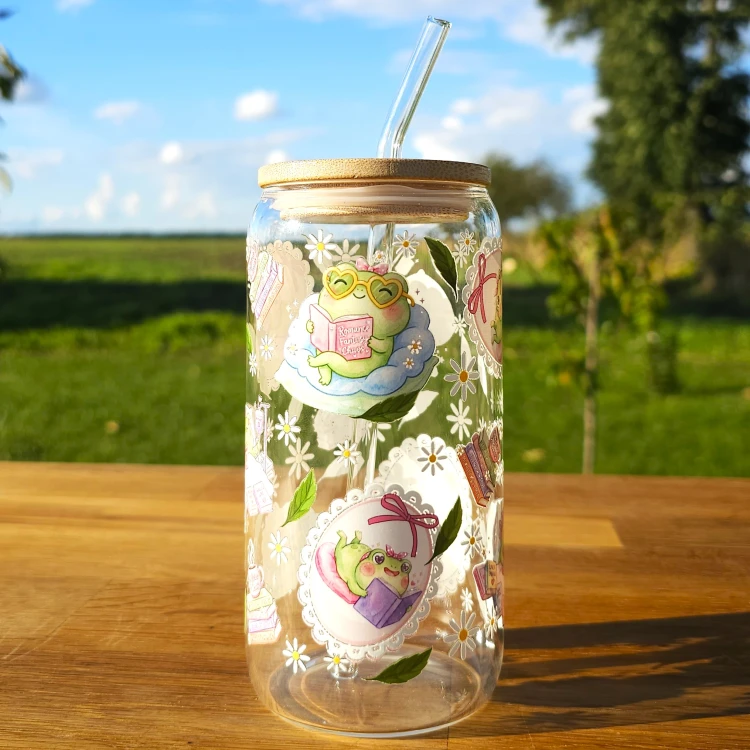 Szklany kubek 550  ml z pokrywką i słomką - zaczytana słodka żabka w pastelowych kolorach - pocichutku.pl