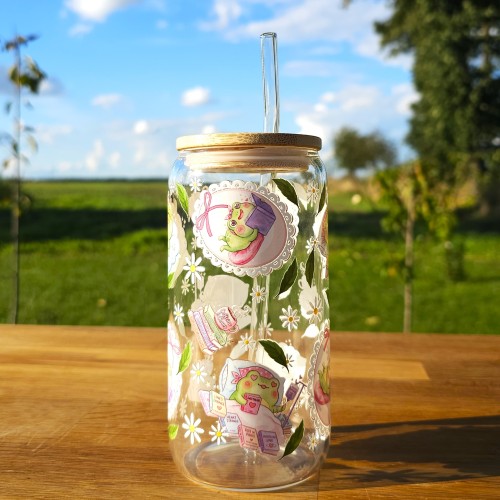 Szklany kubek 550  ml z pokrywką i słomką - zaczytana słodka żabka w pastelowych kolorach - pocichutku.pl