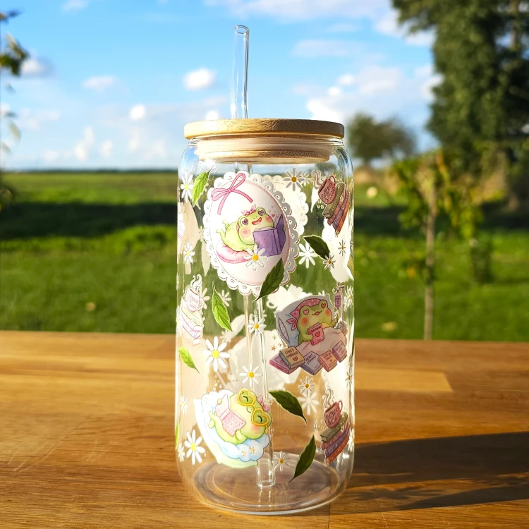 Szklany kubek 550  ml z pokrywką i słomką - zaczytana słodka żabka w pastelowych kolorach - pocichutku.pl