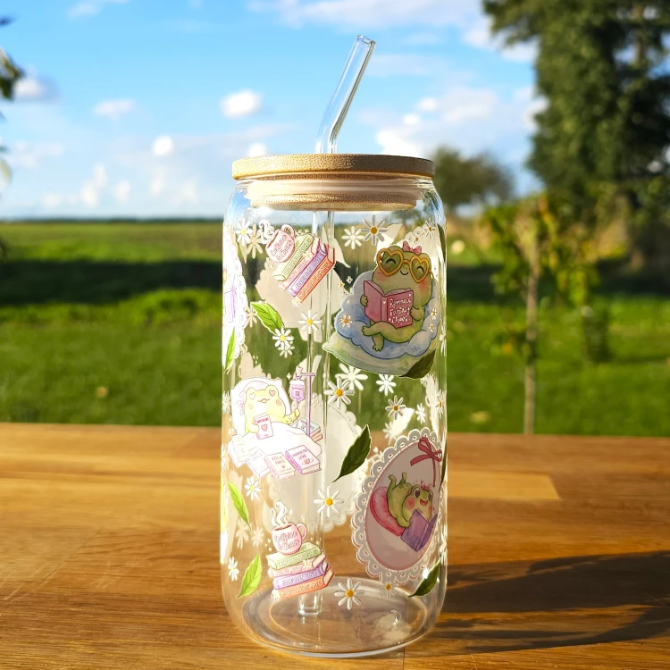 Szklany kubek 550  ml z pokrywką i słomką - zaczytana słodka żabka w pastelowych kolorach - pocichutku.pl