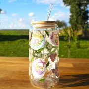 Szklany kubek 550  ml z pokrywką i słomką - zaczytana słodka żabka w pastelowych kolorach - pocichutku.pl